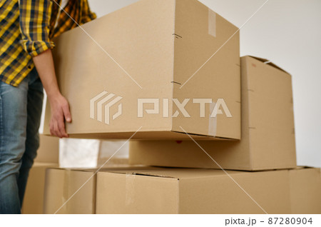Closeup hand lifting box during home moving 87280904
