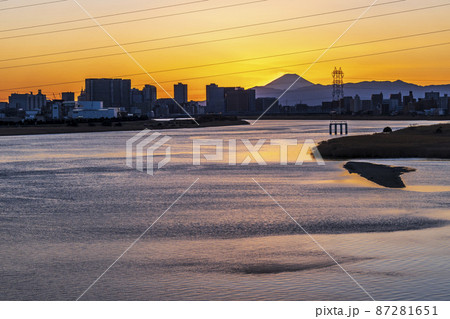 川崎の街並み 多摩川 富士山 夕景【神奈川県・川崎市】 川崎の街並み 多摩川 富士山 夕景【神奈川県・川崎市】 87281651