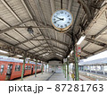 下関駅ホームの時計と停車中の電車 87281763