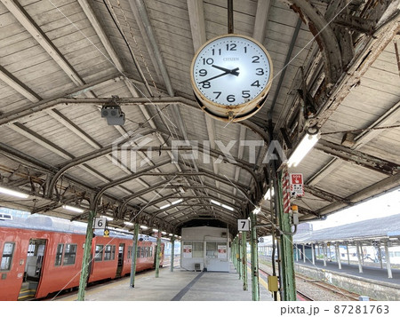 下関駅ホームの時計と停車中の電車 下関駅ホームの時計と停車中の電車 87281763