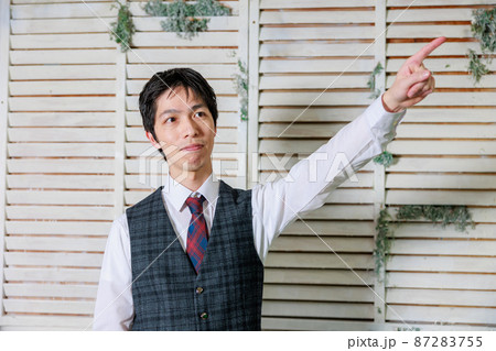 指をさすベスト姿の日本人男性 指をさすベスト姿の日本人男性 87283755