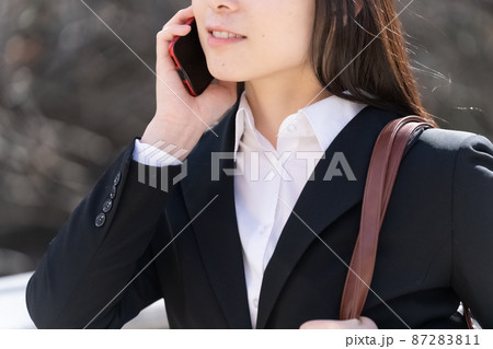 電話をする女性のビジネスイメージ 87283811