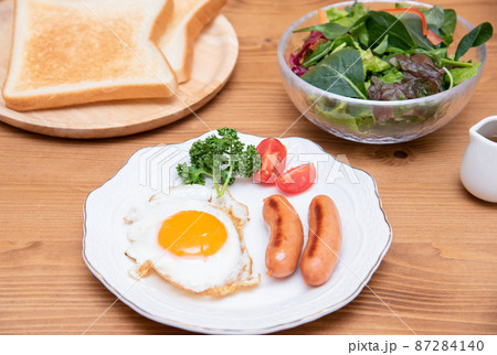 半熟の目玉焼きとウインナーのモーニングセット 半熟の目玉焼きとウインナーのモーニングセット 87284140
