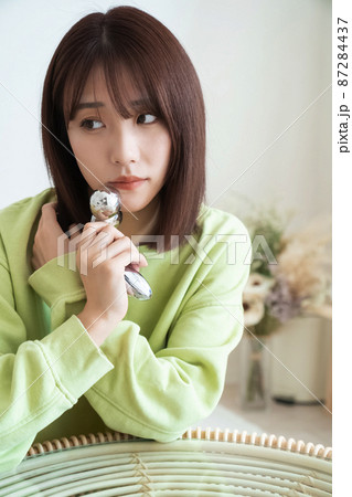 美顔ローラーをする女性 87284437