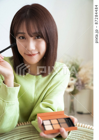 メイクをする女性 メイクをする女性 87284484