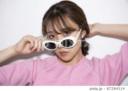 メイクをする女性 メイクをする女性 87284514