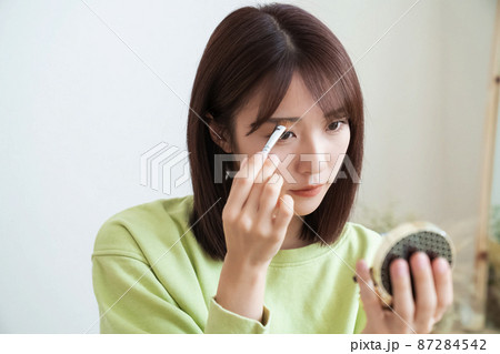 メイクをする女性 87284542