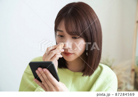 メイクをする女性 87284569