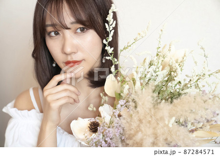 花と女性のポートレート 87284571