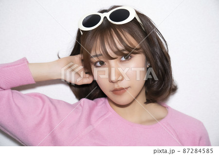メイクをする女性 メイクをする女性 87284585