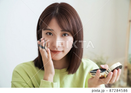メイクをする女性 メイクをする女性 87284586
