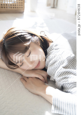 部屋で寝転ぶ女性 部屋で寝転ぶ女性 87284638