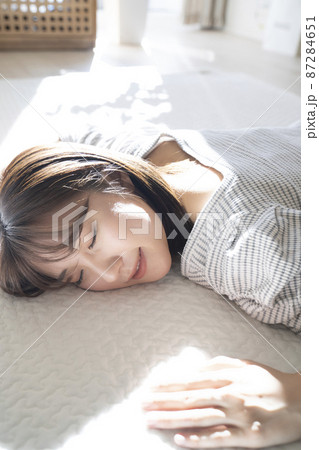 部屋で寝転ぶ女性 部屋で寝転ぶ女性 87284651