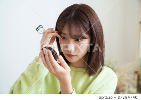 メイクをする女性 メイクをする女性 87284740