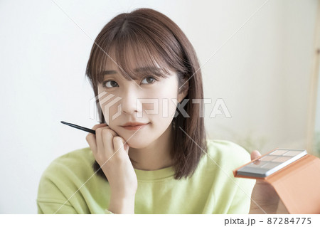 メイクをする女性 87284775