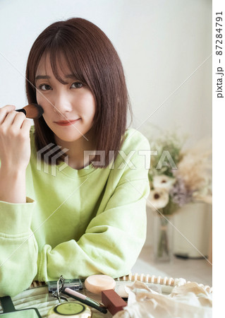 メイクをする女性 メイクをする女性 87284791