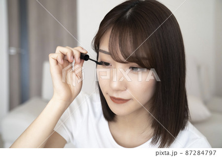 メイクをする女性 メイクをする女性 87284797