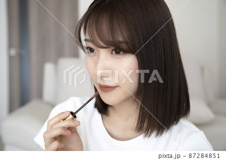 メイクをする女性 87284851
