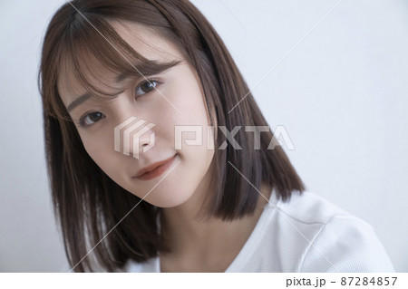 ナチュラルな女性のビューティーポートレート ナチュラルな女性のビューティーポートレート 87284857