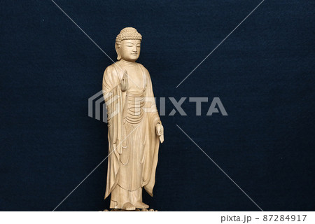 浄土系宗派の御本尊阿弥陀如来立像物撮り黒バック2 87284917