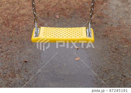 雨に濡れた遊具 87285191
