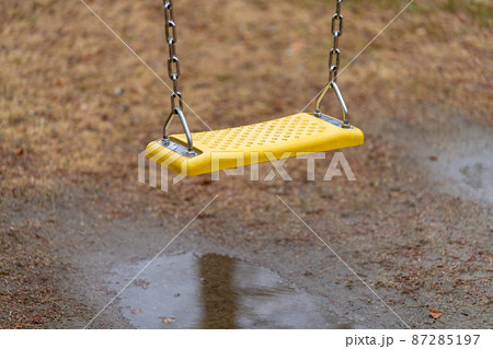 雨に濡れた遊具 雨に濡れた遊具 87285197