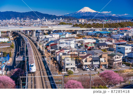 (静岡県)静岡市街を走る新幹線 富士山遠望 (静岡県)静岡市街を走る新幹線 富士山遠望 87285418