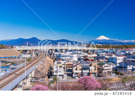 （静岡県）静岡市街を走る新幹線　富士山遠望 87285419