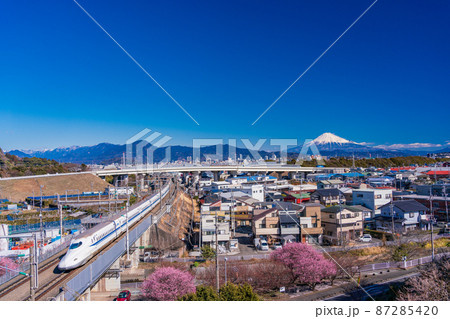 （静岡県）静岡市街を走る新幹線　富士山遠望 87285420