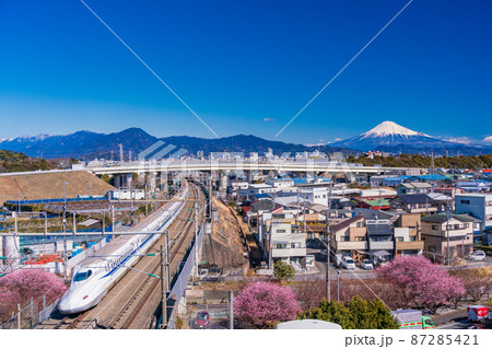 （静岡県）静岡市街を走る新幹線　富士山遠望 87285421