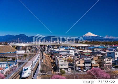 （静岡県）静岡市街を走る新幹線　富士山遠望 87285422