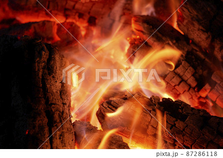 炭火のクローズアップ 87286118