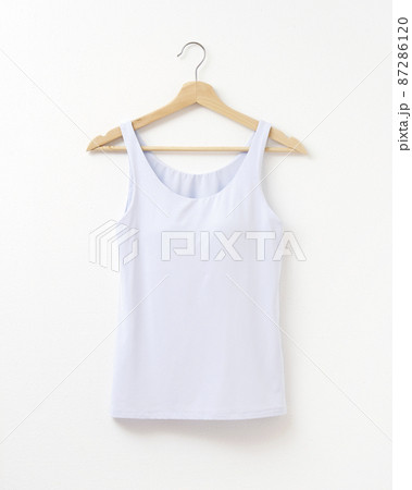 カジュアルウェア　タンクトップ　レディース　白背景 87286120