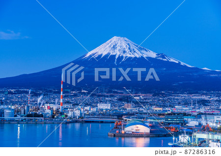 （静岡県）田子の浦港と富士山 87286316