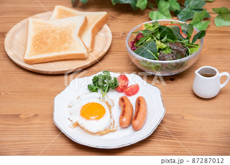 半熟の目玉焼きとウインナーとトーストのモーニングセット 87287012