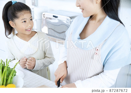 キッチンで料理をする母親と娘 キッチンで料理をする母親と娘 87287672