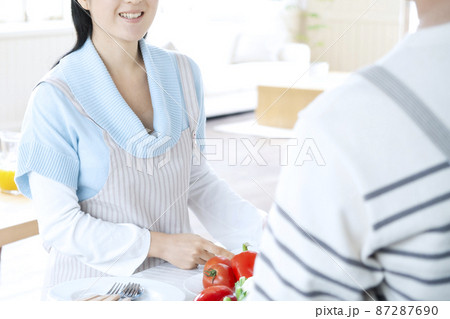 食事の準備をする夫婦 87287690