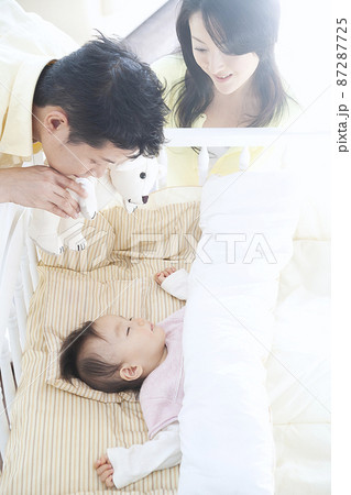 赤ちゃんを見る両親 赤ちゃんを見る両親 87287725