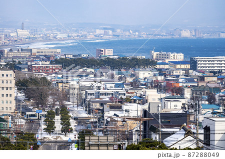 函館護国神社坂からみた湯の川温泉方向の風景と市電 北海道函館市 函館護国神社坂からみた湯の川温泉方向の風景と市電 北海道函館市 87288049