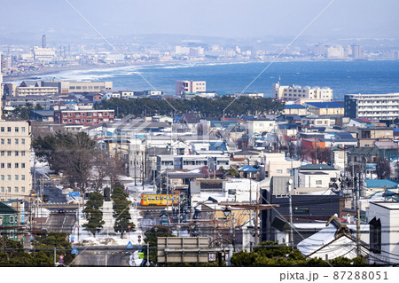 函館護国神社坂からみた湯の川温泉方向の風景と市電 北海道函館市 函館護国神社坂からみた湯の川温泉方向の風景と市電 北海道函館市 87288051