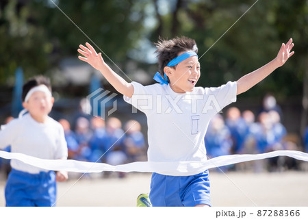 徒競走で一等賞になる小学生の男の子 87288366