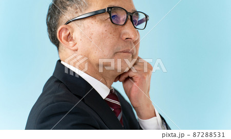 ビジネス　シニア　悩む 87288531