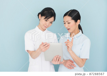 タブレット端末を見る二人の女性看護師 87288567