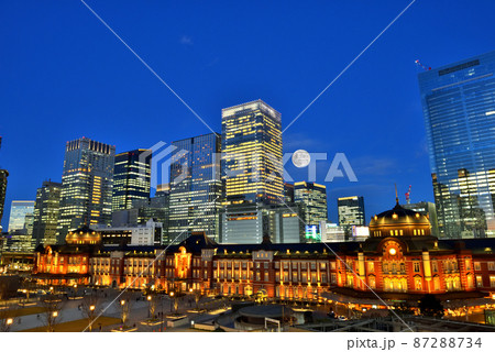 満月の見える東京駅丸の内口夜景 87288734