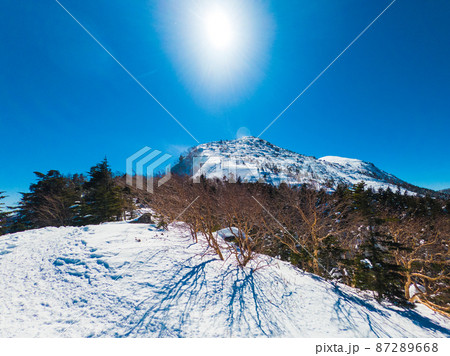 八ヶ岳の中山峠から見上げる東天狗岳と西天狗岳 87289668
