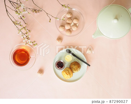 桜とスコーンのティータイム 87290027