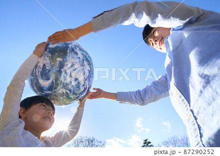 地球柄のボールで遊ぶ子どもたち 87290252