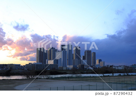 川とビル群 夕景 川とビル群 夕景 87290432