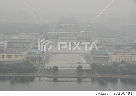 霞む金日成広場（北朝鮮・平壌） 87290491