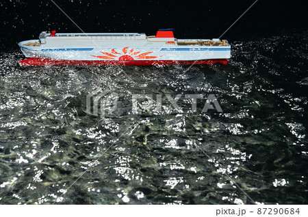 高波と戦う大型船 87290684